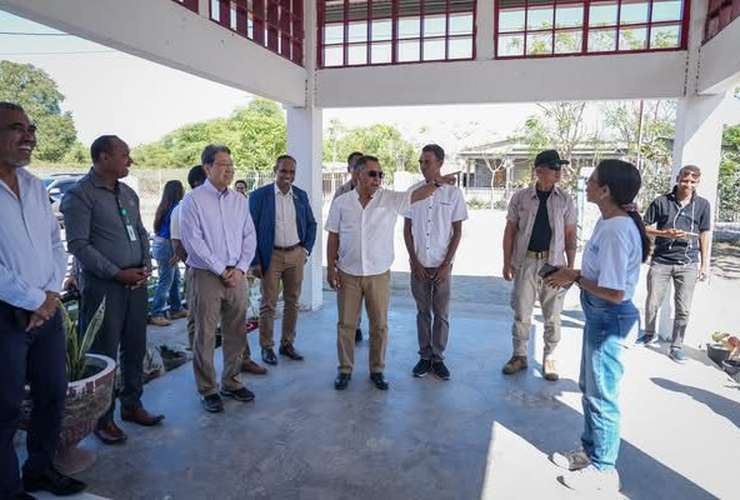 MINISTRU OBRAS PÚBLIKA HO AJENSIA INTERNASIONAL UNDP NO EMBAIXADOR JAPAUN HALO SITE VISIT BA IMPLEMENTASAUN SOLAR PANEL IHA ESG KAY RALA NO NAKELEO